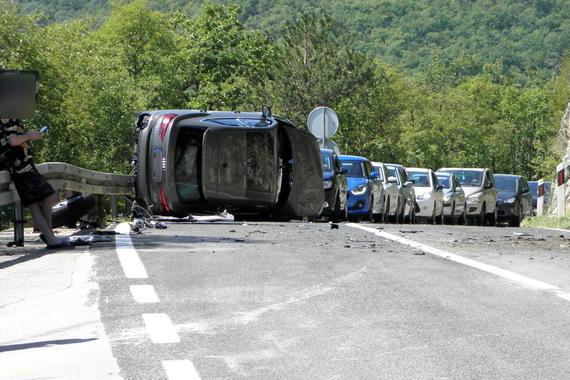 Prevrnuo se auto kod Krapna: 'Tri osobe zatražile liječničku pomoć'