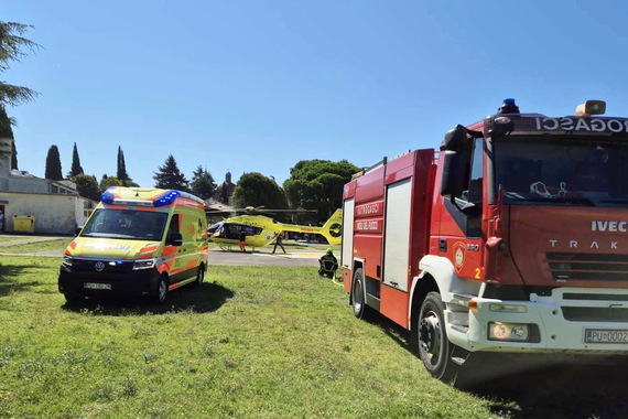 Dijete upalo u bazen i ostalo bez svijesti. Helikopterom prevezeno u bolnicu