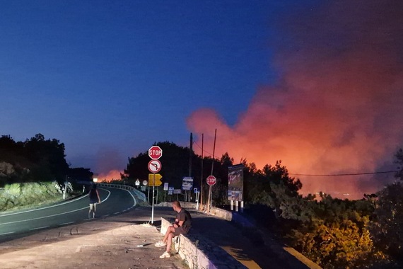 Gorjela borova šuma kod Vidikovca, požar pod kontrolom