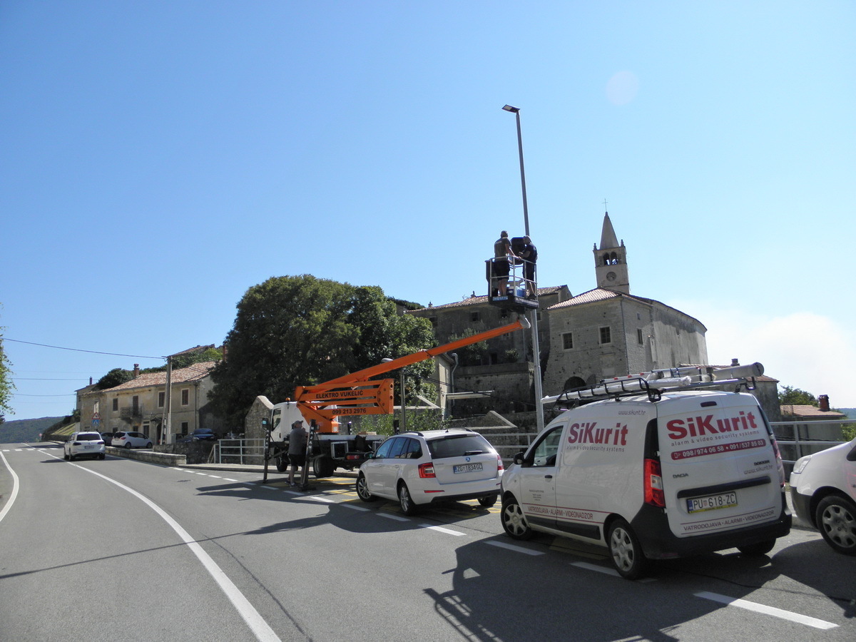 Postavljanje nove kamere u Plominu (foto: Kristian Stepčić Reisman)