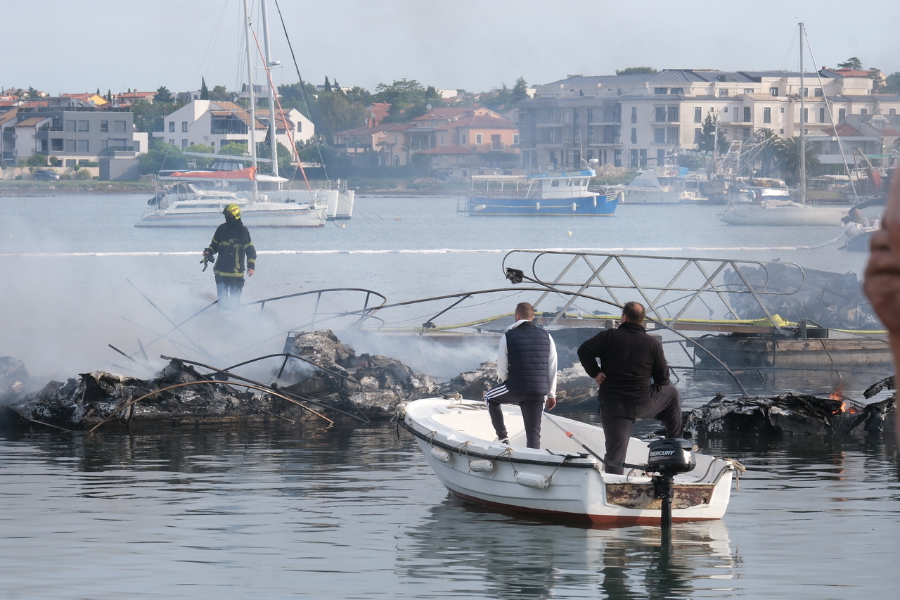 Jutro nakon požara u luci Medulin (foto: Milivoj Mijošek) 