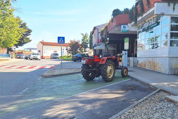 U nedostatku električnih automobila i traktor dobro dođe