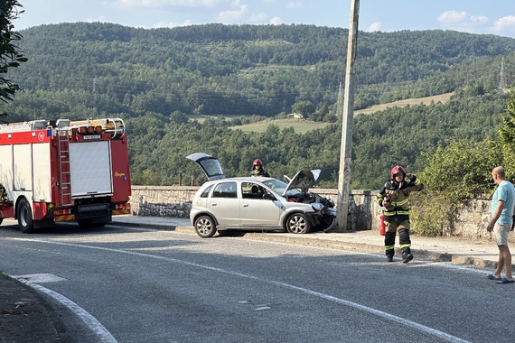 Automobilom u stup javne rasvjete. Intervenirali i vatrogasci