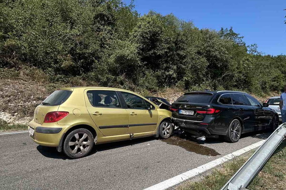 Vozač u koloni naglo zakočio, automobil iza njega izazvao trostruki sudar