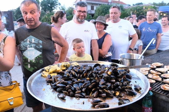 Morske delicije zavladale su ribarskim molom u Karigadoru