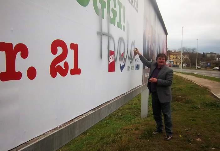 Jakovčić je na jumbo plakat Kukuriku koalicije sprejem napisao „hvala – grazie“ 
