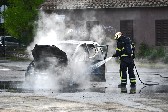 Na Valdebečkom putu planuo automobil