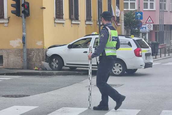 U Zagrebačkoj ulici u Puli sudarili se taksi i osobni automobil