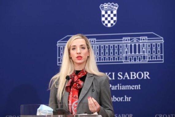 'Prema rebalansu proračuna premijer i ministar su u ulozi Toma Cruisea u 'Top Gunu' i iz aviona će bacati nad Hrvatskom 25 milijardi eura iz EU fondova!'