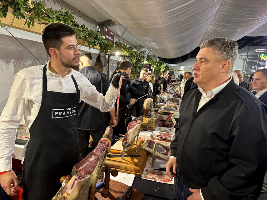 'Eko, jena feta za prešidenta!' 'Može samo pola, prevelika je!'