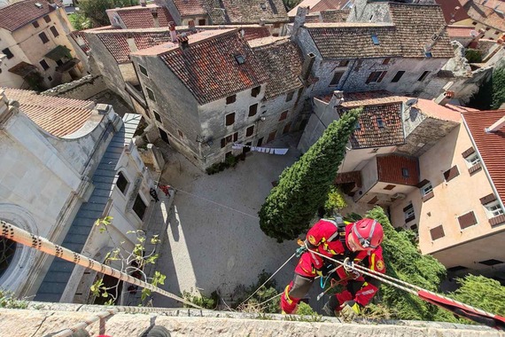 Vatrogasci drže formu penjući se na visoke zvonike: rovinjski su učinili korisno djelo u Balama