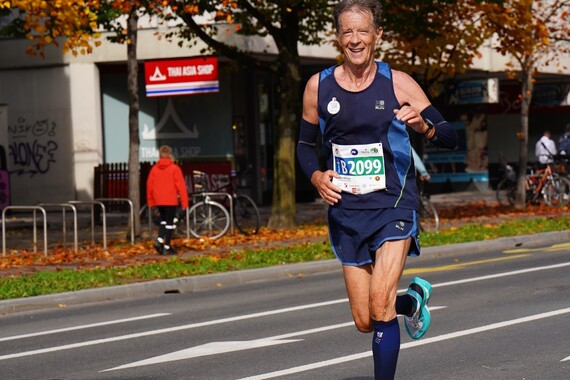 On je najbrži maratonac na Balkanu. Voli rock, promatra zvijezde, a kad trči supruga ga mora kočiti