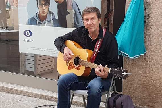 Ulični glazbenik impresivne biografije. Radio na ekonomskoj integraciji Podunavlja, postavljao prvi McDonald's u Zagrebu…