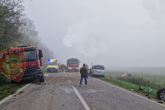 U sudaru dva kamiona i dva automobila nekoliko ozlijeđenih