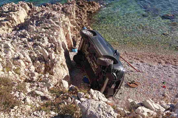 Objavljeni detalji: u automobilu koji je niz stijenu pao na plažu bilo je i jedno dijete. Ozlijeđeno je