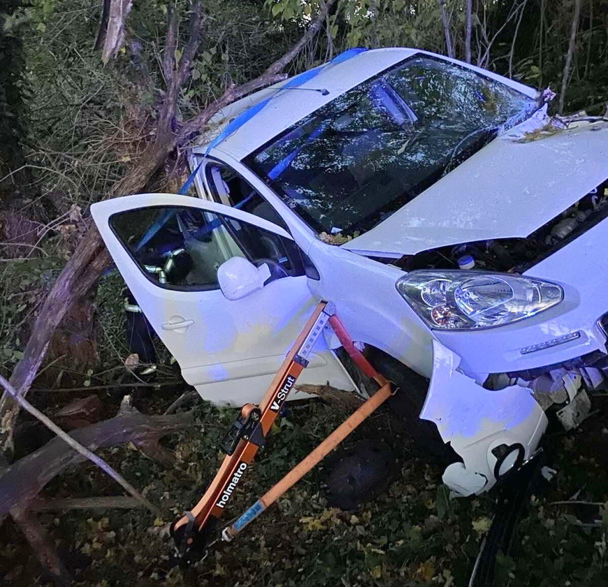 Težak sudar kod Kanfanara: sletio u provaliju i udario u stablo. Hitno prevezen u bolnicu