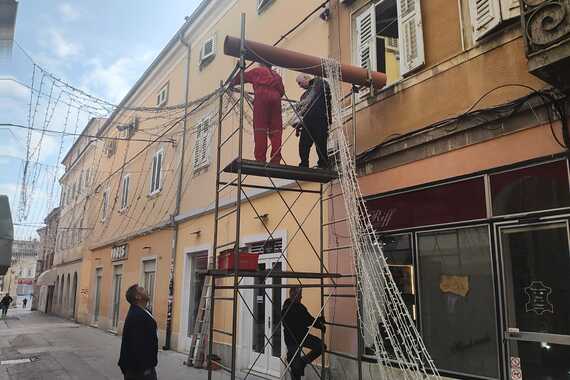 Počelo blagdansko kićenje Pule