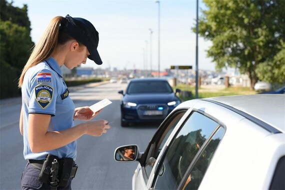 Uzeo drogu i tuđe registarske pločice pa slobodno đirao po Puli