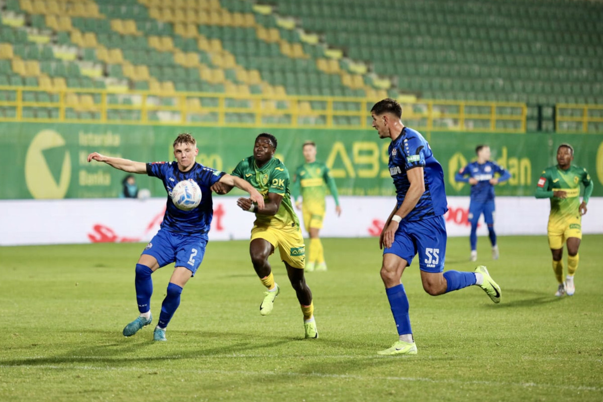 Beyatt Lekoueiry pokušava proći pored Slavenove obrane (foto: NK Istra 1961)