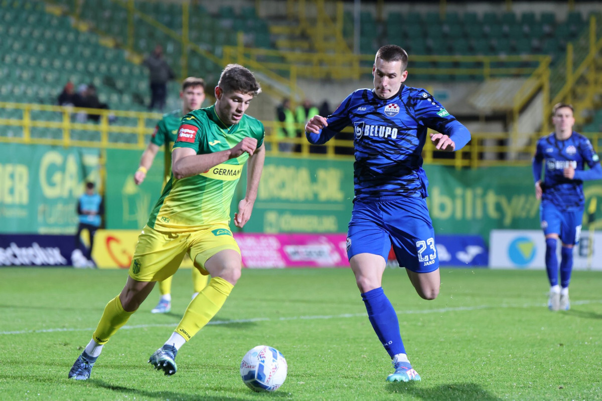 Igor Lepinjica, desno, u duelu s Morisom Valinčićem (foto: NK Slaven Belupo)