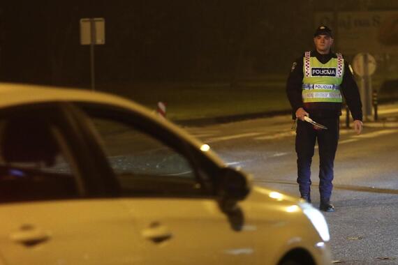 Vozač odbio testiranje na droge, a suvozačica skrivala 18.3 grama marihuane