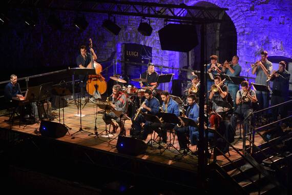 JazzIstra Orchestra s pjevačicom Barbarom Munjas izvodi KUD Idijote