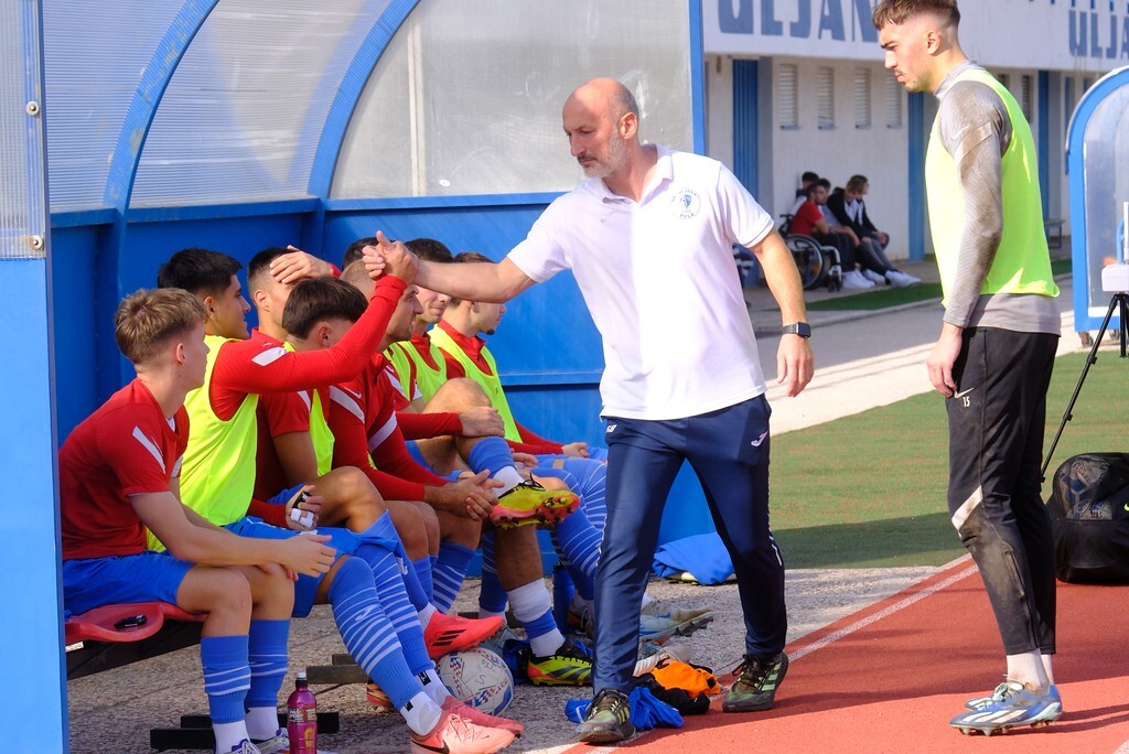 Sergej Banović sa svojim igračima (foto: Milivoj Mijošek)