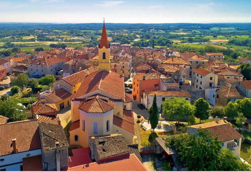 Uživajte u božićnoj atmosferi, tradicionalnim delicijama i lokalnoj kulturi!