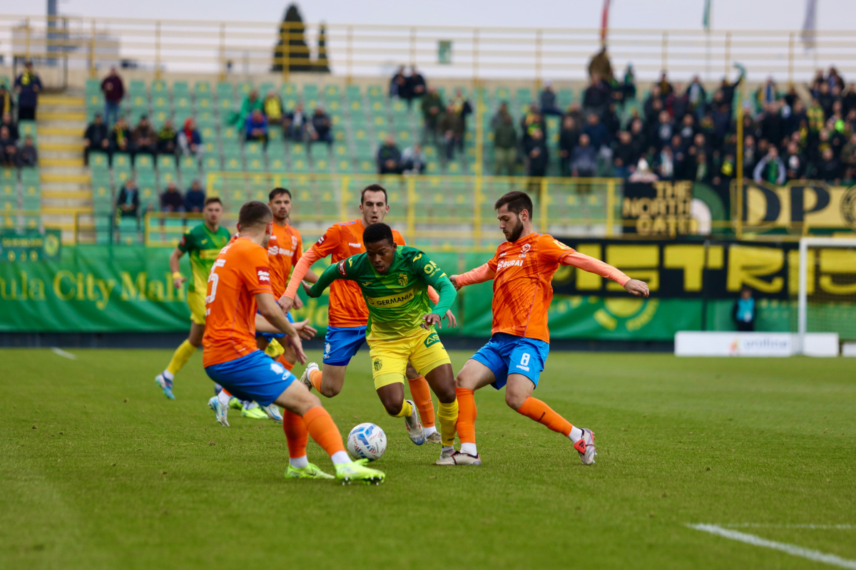 Beyatt Lekoueiry pokušava proći kroz varaždinsku obranu (foto: NK Istra 1961)