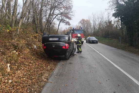 Upravo na istarskim cestama: automobilom se prevrnuo na krov, morali intervenirati vatrogasci