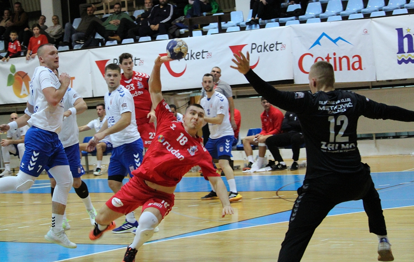 NAJEFIKASNIJI -Luka Malinarich pogađa Metkovsku mrežu (foto: RK Poreč)