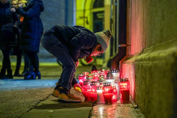 Ispred istarskih škola upaljene svijeće za žrtvu tragedije u OŠ Prečko