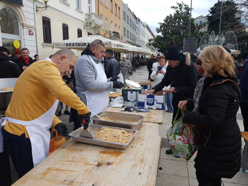 Veselo badnje jutro u Puli: besplatna marenda, Vesna Nežić Ružić i junak u kratkim rukavima