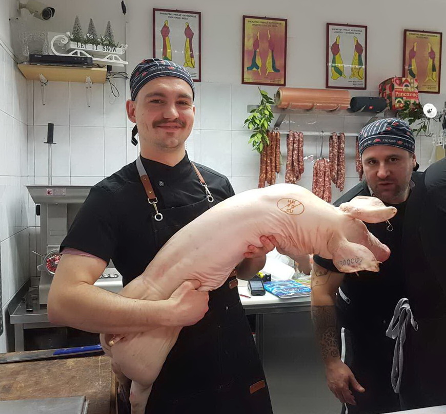 Odojak dosegnuo cijenu janjetine, ali Puljani odriješili kesu. 'Daj još jeno malo da ne fali' 