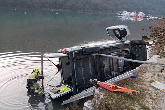 TEŠKA PROMETNA NESREĆA Kombi s četiri putnika sletio u Limski kanal