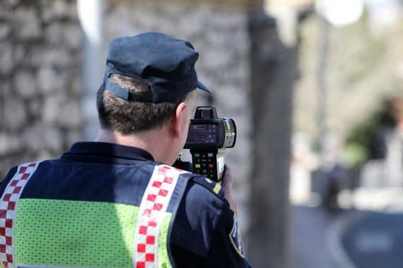 18-godišnjak kroz naseljeno mjesto vozio dvostruko brže od dopuštenog