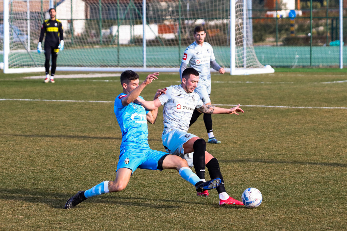 Dario Marešić u srazu s Antoniom Pejanovićem (foto: NK Istra 1961)