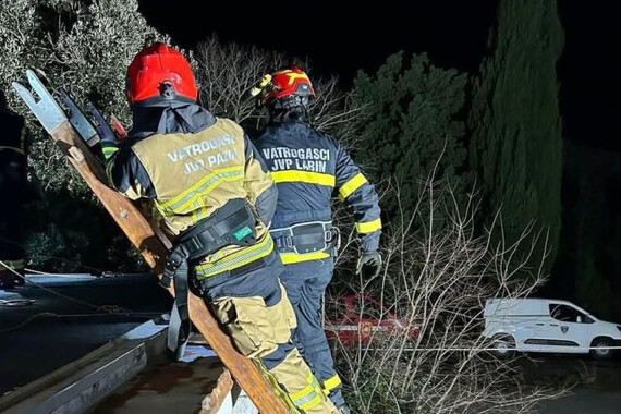 Kod Raše došlo do požara apartmana, u Rovinjskom Selu barake