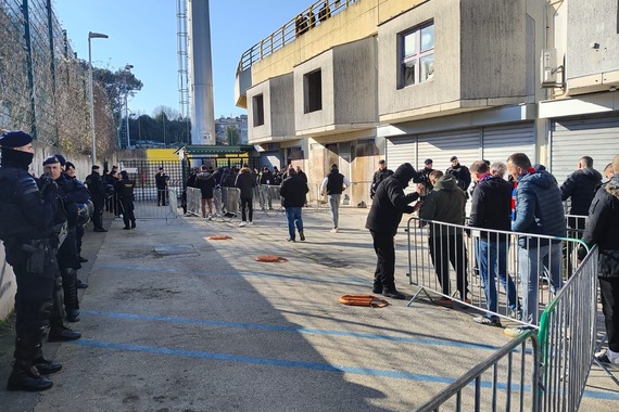 Na utakmici Istre i Hajduka jedini izgred pokušaj jednog navijača da pijan uđe na stadion