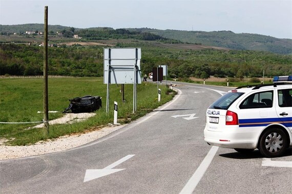 Slovenac jurio cestom, udario u stablo i sletio niz padinu