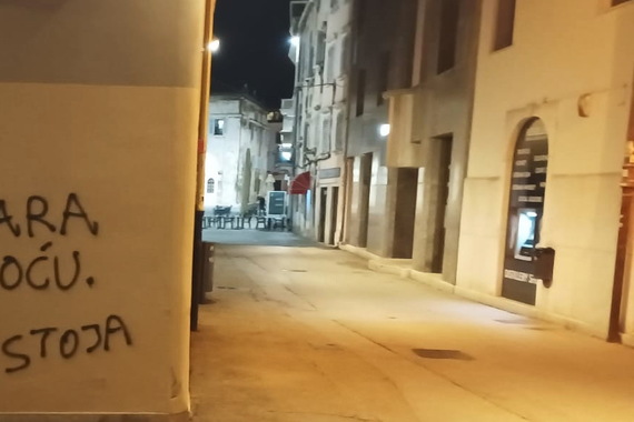 Pulska ulica jutros osvanula puna grafita s jednom porukom