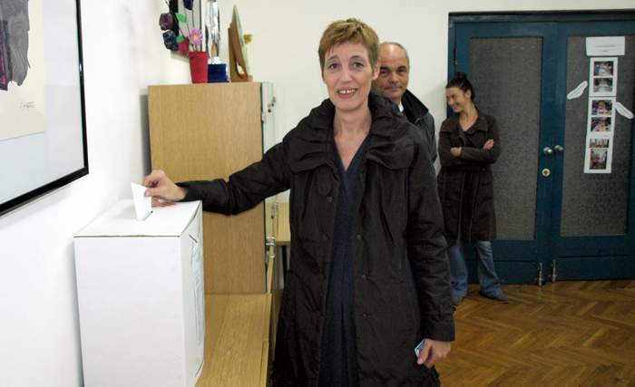 Nansi Tireli je glasala na biračkom mjestu u Vinežu