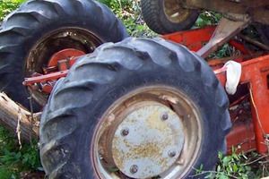 U Buzetu pao traktorom niz padinu, u Puli ozlijeđen kopačicom