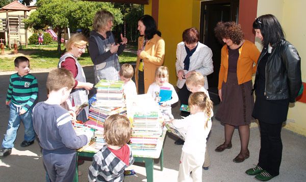 Knjige su uručile ravnateljica Gradske knjižnice i čitaonice Pula Nela Načinović i knjižničarka Antonela Božac Ristić