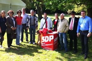 SDP Pule obilježio 1. maj podjelom karanfila građanima