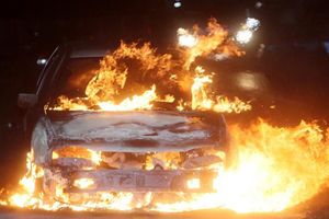 Potpuno izgorio Fiat uno u Puli: Oštećena i garaža