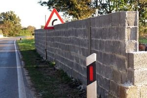 Kreativna građevina u Puli: U betonsku ogradu uzidao i prometni znak