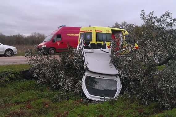 Između Bala i Rovinja sletjela s ceste i zabila se u maslinu