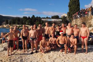 Pazinjani i Labinjani otvorili sezonu kupanja na istočnoj obali Istre