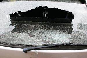 Pula: Bocom i kamenom razbili staklo na parkiranom automobilu